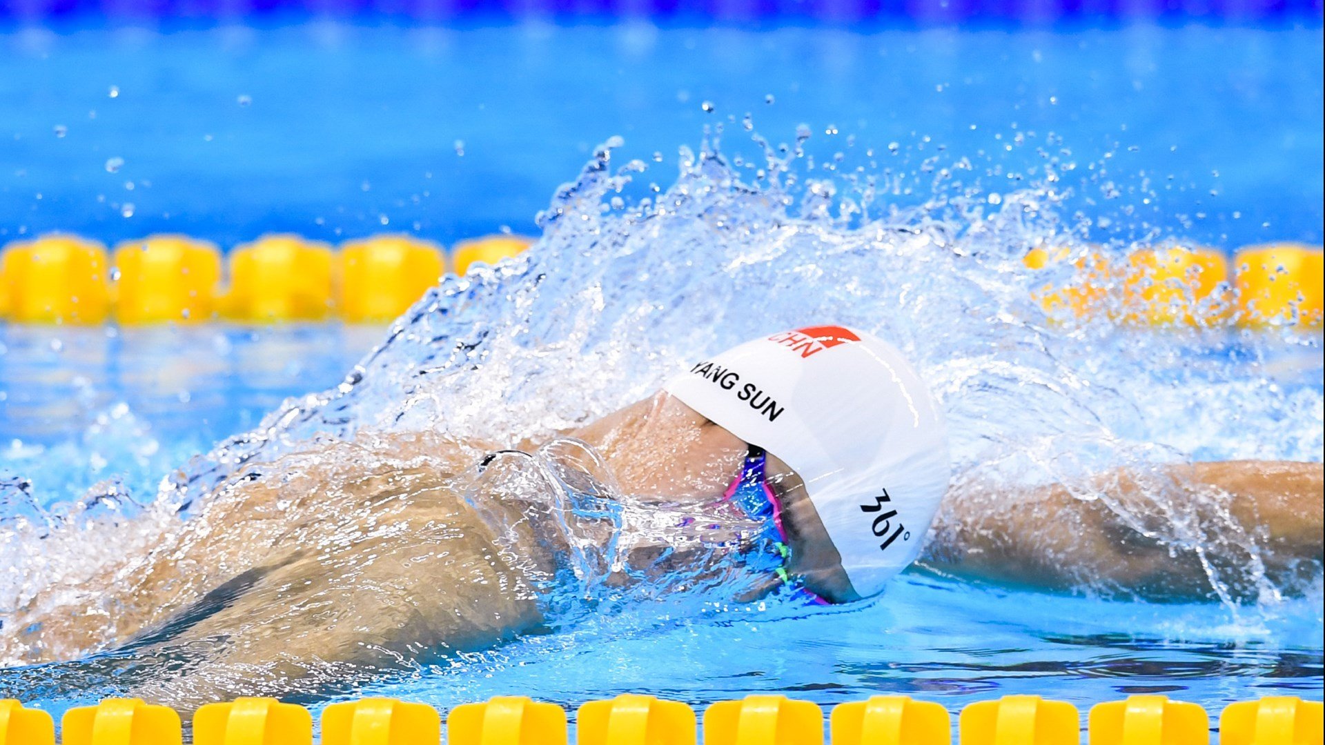 当足球铁蹄踏过雨林，F1赛道惊现格子幻影