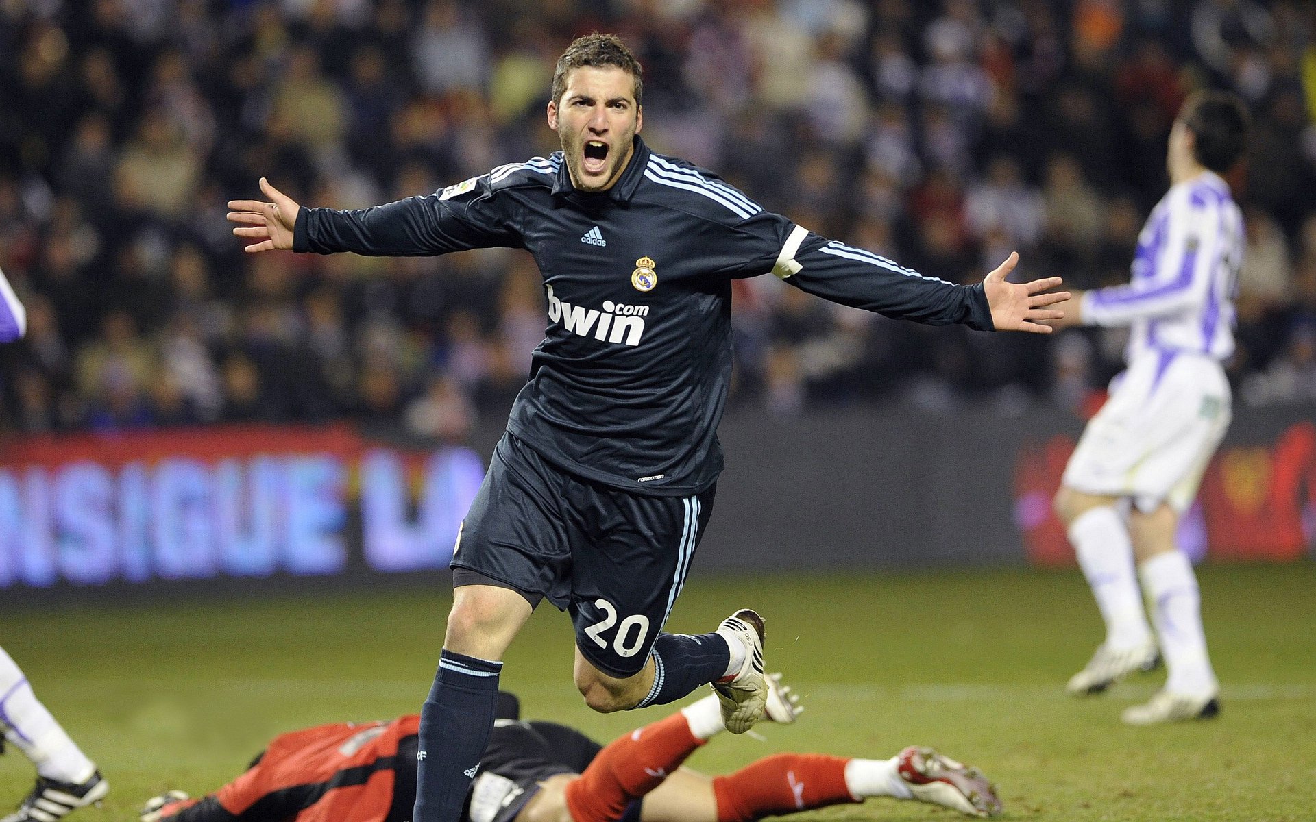 德里赫特的钢铁统治，当安哥拉用非洲纪律碾碎乌拉圭的南美狂想